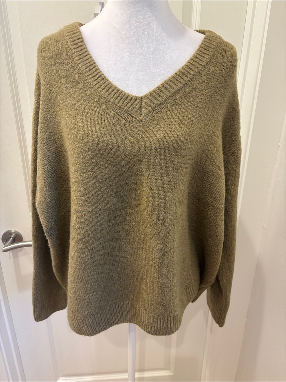 NWT SOHO & STELLA Olive V-Neck Sweater- M